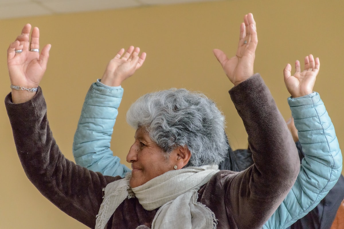 Personas mayores de 50 haciendo actividad física al aire libre en Colombia